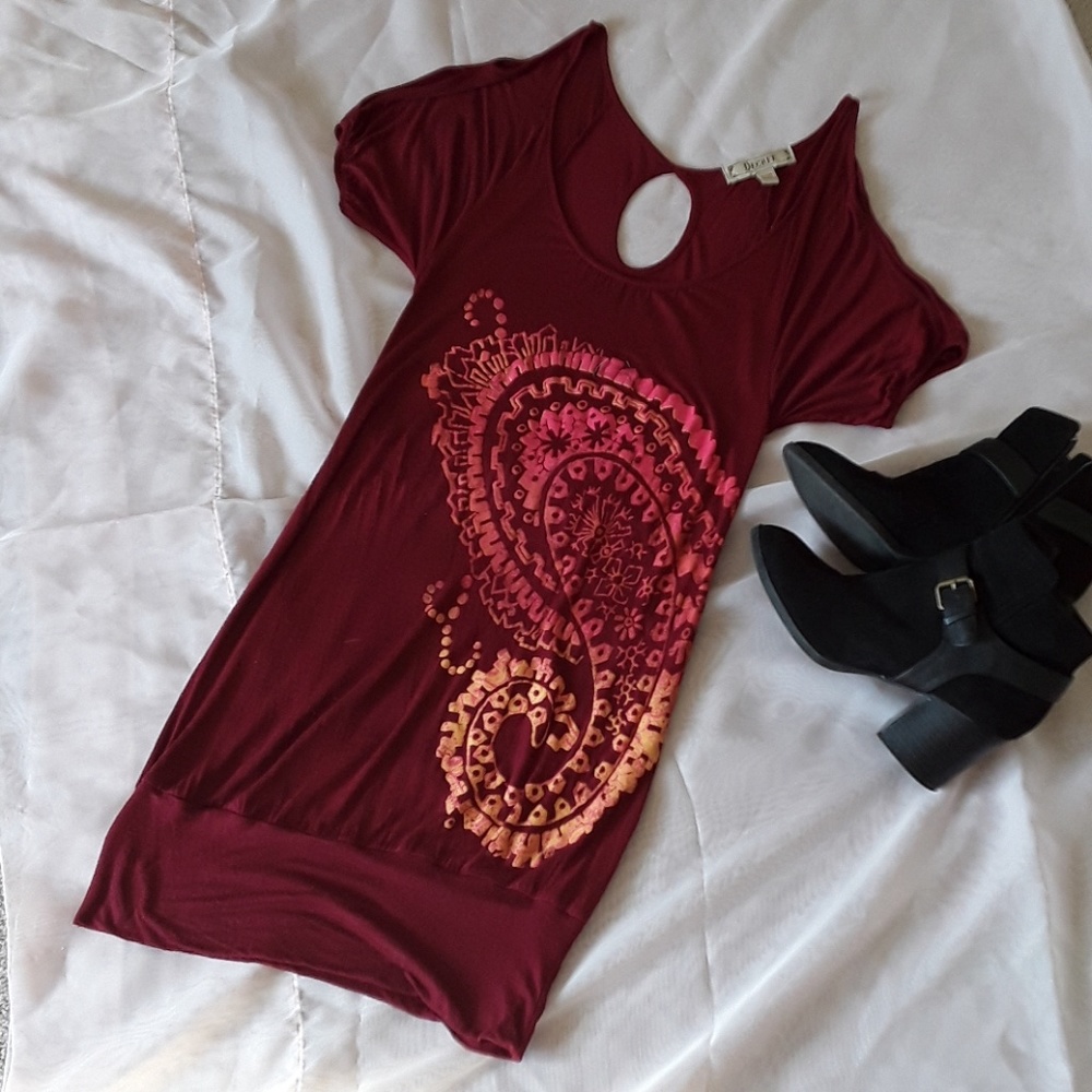 Decree keyhole accented tunic